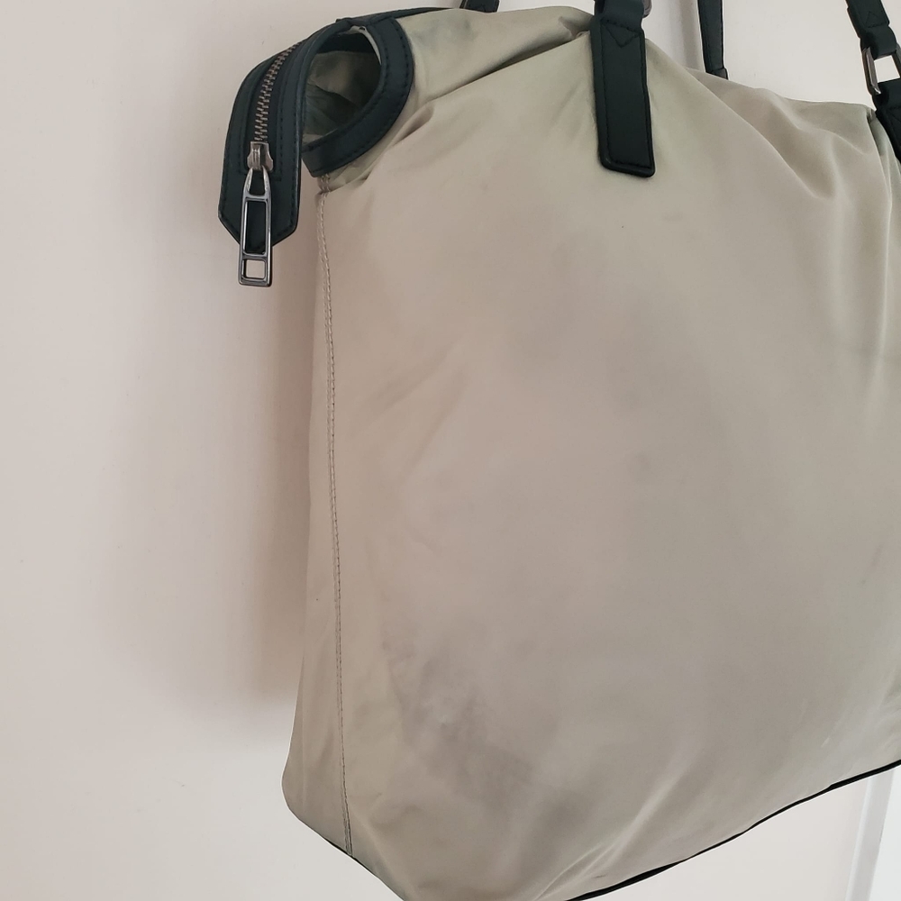 Burberry Large Kahki Buckleigh Tote - Picture 3 of 13